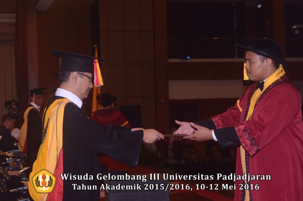 Wisuda Unpad Gel III TA 2015_2016  Fakultas Ilmu Komunikasi oleh Dekan  066