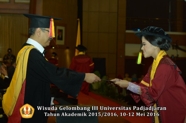Wisuda Unpad Gel III TA 2015_2016  Fakultas Ilmu Komunikasi oleh Dekan  073
