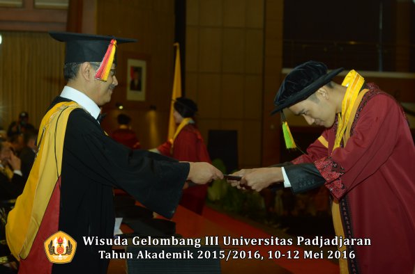 Wisuda Unpad Gel III TA 2015_2016  Fakultas Ilmu Komunikasi oleh Dekan  075
