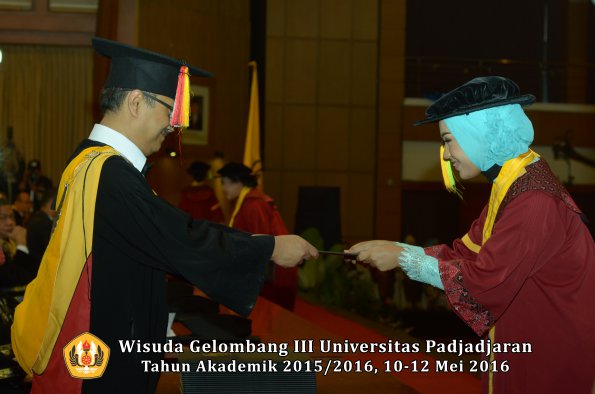 Wisuda Unpad Gel III TA 2015_2016  Fakultas Ilmu Komunikasi oleh Dekan  079