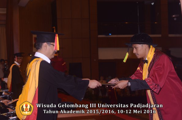 Wisuda Unpad Gel III TA 2015_2016  Fakultas Ilmu Komunikasi oleh Dekan  097