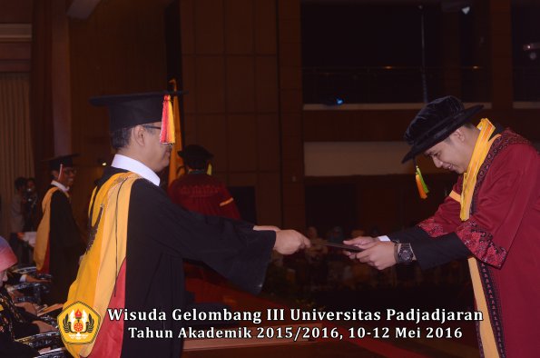 Wisuda Unpad Gel III TA 2015_2016  Fakultas Ilmu Komunikasi oleh Dekan  100