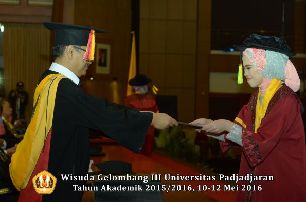 Wisuda Unpad Gel III TA 2015_2016  Fakultas Ilmu Komunikasi oleh Dekan  110