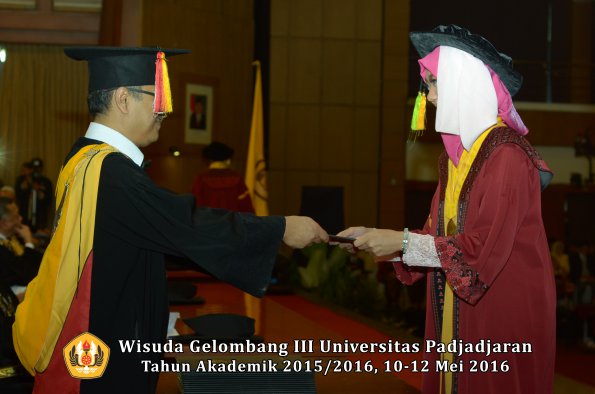 Wisuda Unpad Gel III TA 2015_2016  Fakultas Ilmu Komunikasi oleh Dekan  118