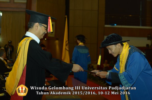 Wisuda Unpad Gel III TA 2015_2016  Fakultas Ilmu Komunikasi oleh Dekan  128