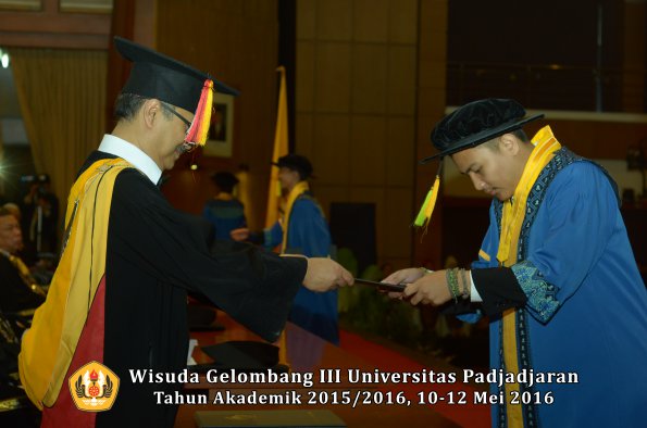 Wisuda Unpad Gel III TA 2015_2016  Fakultas Ilmu Komunikasi oleh Dekan  129