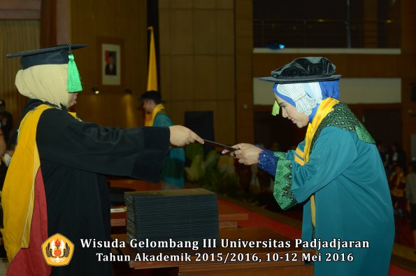 Wisuda Unpad Gel III TA 2015_2016  Fakultas Kedokteran oleh Dekan 011