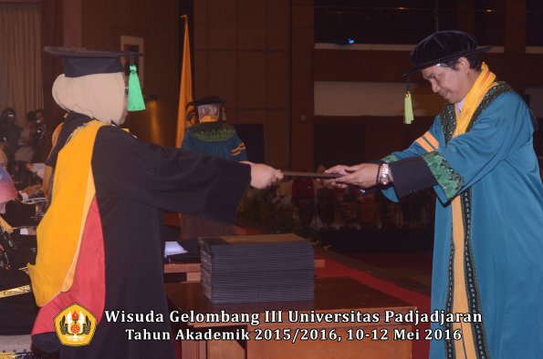 Wisuda Unpad Gel III TA 2015_2016  Fakultas Kedokteran oleh Dekan 013