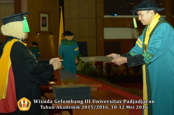 Wisuda Unpad Gel III TA 2015_2016  Fakultas Kedokteran oleh Dekan 159