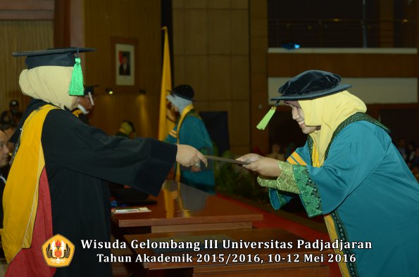 Wisuda Unpad Gel III TA 2015_2016  Fakultas Kedokteran oleh Dekan 180