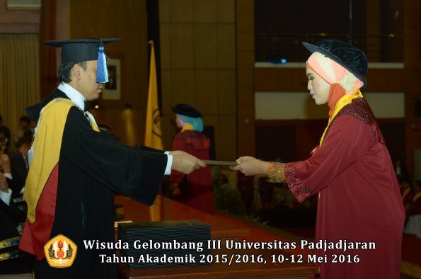 Wisuda Unpad Gel III TA 2015_2016  Fakultas Keperawatan oleh Dekan 011