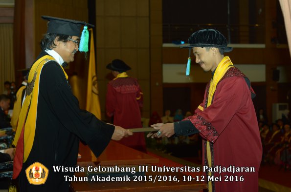 Wisuda Unpad Gel III TA 2015_2016  Fakultas PIK oleh Dekan  020
