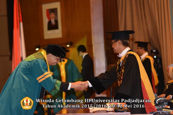 Wisuda Unpad Gel III TA 2015_2016  Fakultas Ilmu Komunikasi oleh Rektor  007