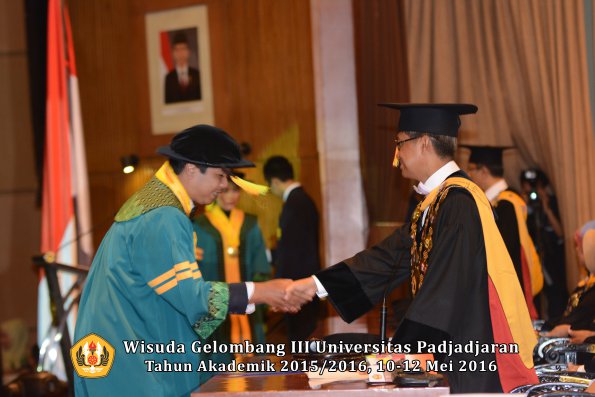 Wisuda Unpad Gel III TA 2015_2016  Fakultas Ilmu Komunikasi oleh Rektor  008