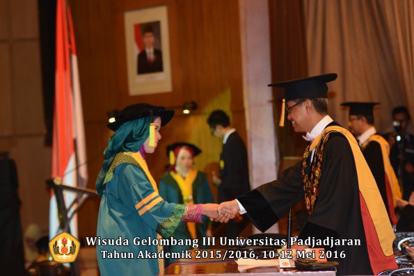 Wisuda Unpad Gel III TA 2015_2016  Fakultas Ilmu Komunikasi oleh Rektor  019