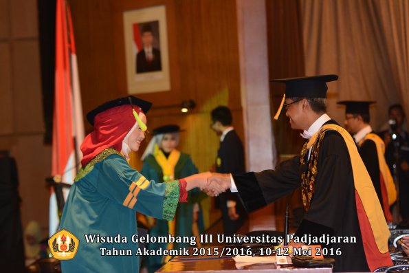 Wisuda Unpad Gel III TA 2015_2016  Fakultas Ilmu Komunikasi oleh Rektor  020