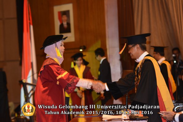Wisuda Unpad Gel III TA 2015_2016  Fakultas Ilmu Komunikasi oleh Rektor  037