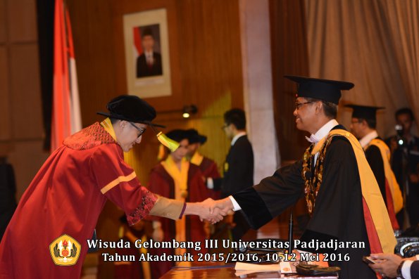Wisuda Unpad Gel III TA 2015_2016  Fakultas Ilmu Komunikasi oleh Rektor  044