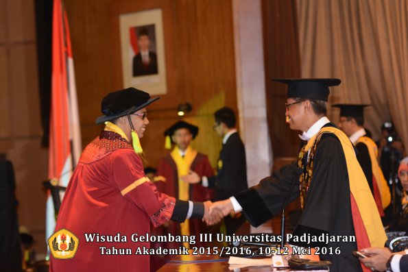 Wisuda Unpad Gel III TA 2015_2016  Fakultas Ilmu Komunikasi oleh Rektor  046