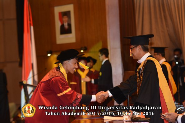 Wisuda Unpad Gel III TA 2015_2016  Fakultas Ilmu Komunikasi oleh Rektor  047