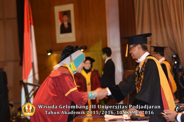 Wisuda Unpad Gel III TA 2015_2016  Fakultas Ilmu Komunikasi oleh Rektor  050