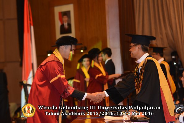 Wisuda Unpad Gel III TA 2015_2016  Fakultas Ilmu Komunikasi oleh Rektor  052