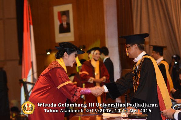 Wisuda Unpad Gel III TA 2015_2016  Fakultas Ilmu Komunikasi oleh Rektor  055