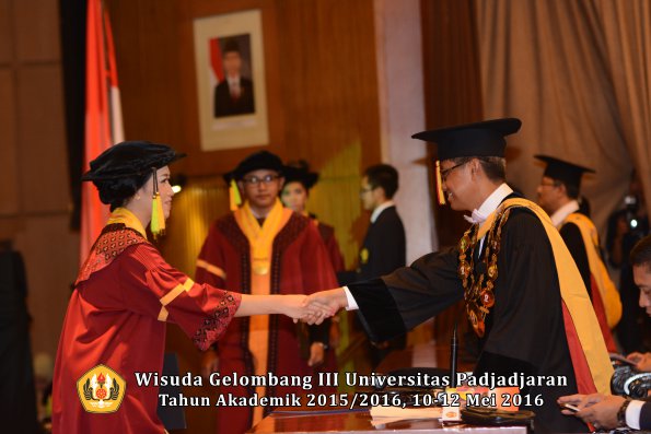 Wisuda Unpad Gel III TA 2015_2016  Fakultas Ilmu Komunikasi oleh Rektor  069