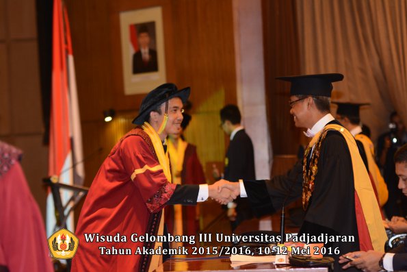 Wisuda Unpad Gel III TA 2015_2016  Fakultas Ilmu Komunikasi oleh Rektor  086