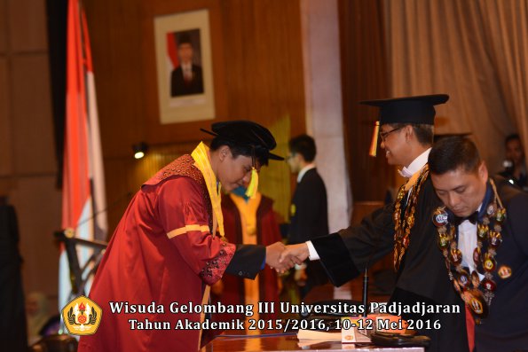 Wisuda Unpad Gel III TA 2015_2016  Fakultas Ilmu Komunikasi oleh Rektor  089