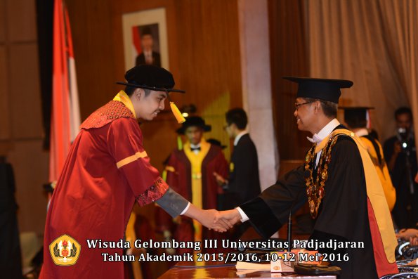 Wisuda Unpad Gel III TA 2015_2016  Fakultas Ilmu Komunikasi oleh Rektor  096