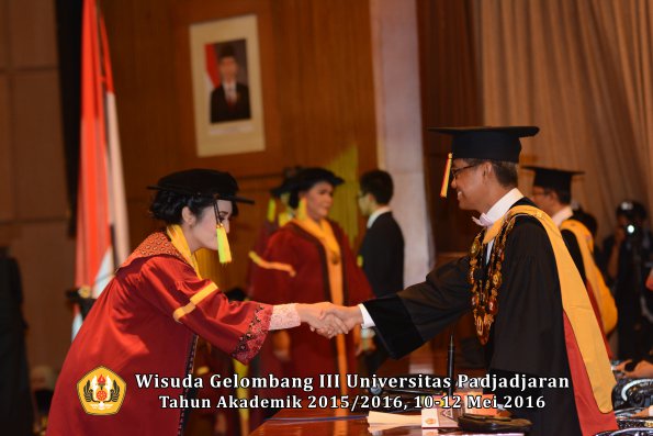 Wisuda Unpad Gel III TA 2015_2016  Fakultas Ilmu Komunikasi oleh Rektor  098