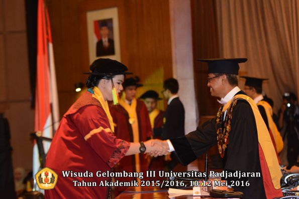 Wisuda Unpad Gel III TA 2015_2016  Fakultas Ilmu Komunikasi oleh Rektor  099