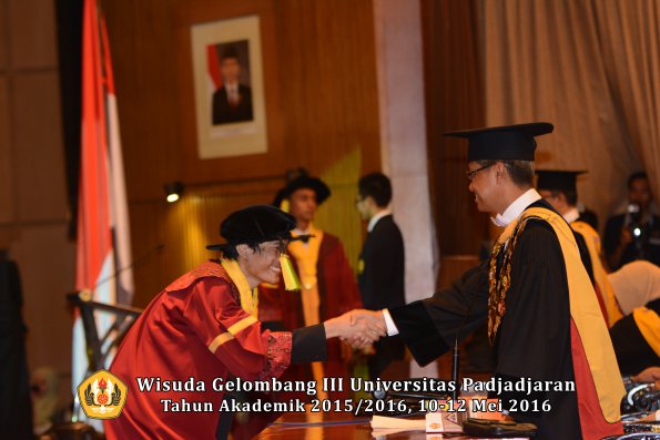 Wisuda Unpad Gel III TA 2015_2016  Fakultas Ilmu Komunikasi oleh Rektor  104