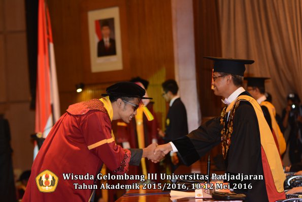 Wisuda Unpad Gel III TA 2015_2016  Fakultas Ilmu Komunikasi oleh Rektor  117