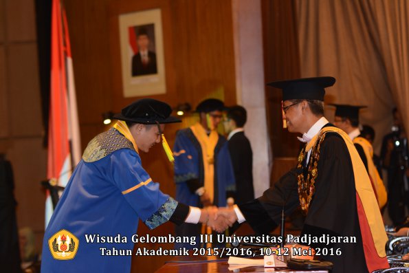 Wisuda Unpad Gel III TA 2015_2016  Fakultas Ilmu Komunikasi oleh Rektor  129
