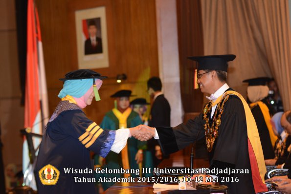Wisuda Unpad Gel III TA 2015_2016  Fakultas Kedokteran oleh Rektor 002