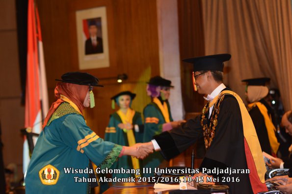 Wisuda Unpad Gel III TA 2015_2016  Fakultas Kedokteran oleh Rektor 003