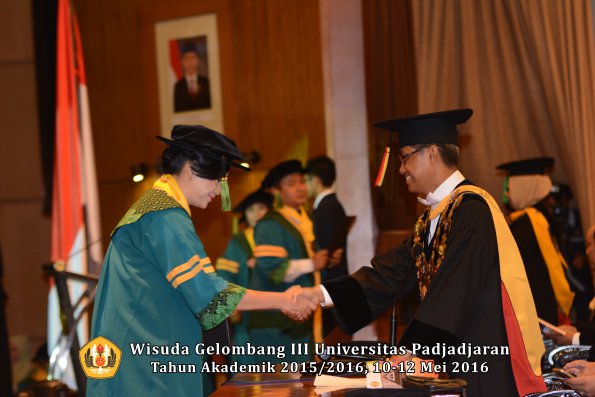 Wisuda Unpad Gel III TA 2015_2016  Fakultas Kedokteran oleh Rektor 006