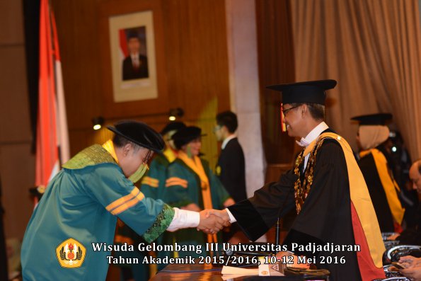 Wisuda Unpad Gel III TA 2015_2016  Fakultas Kedokteran oleh Rektor 007