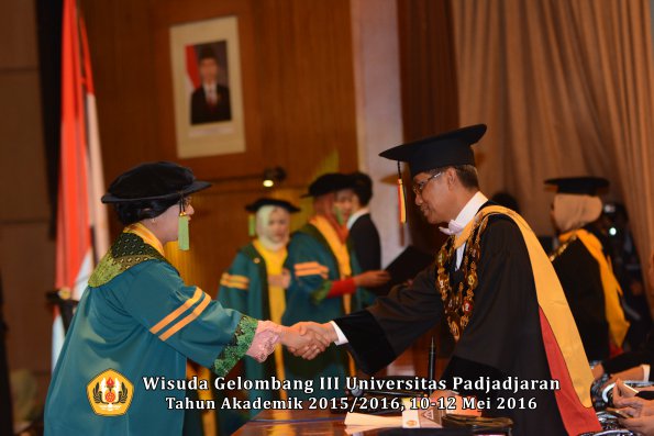 Wisuda Unpad Gel III TA 2015_2016  Fakultas Kedokteran oleh Rektor 008