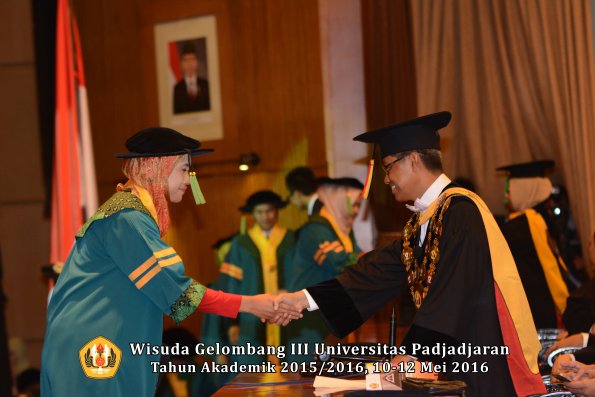 Wisuda Unpad Gel III TA 2015_2016  Fakultas Kedokteran oleh Rektor 009
