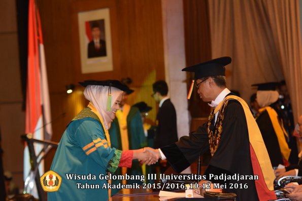 Wisuda Unpad Gel III TA 2015_2016  Fakultas Kedokteran oleh Rektor 010