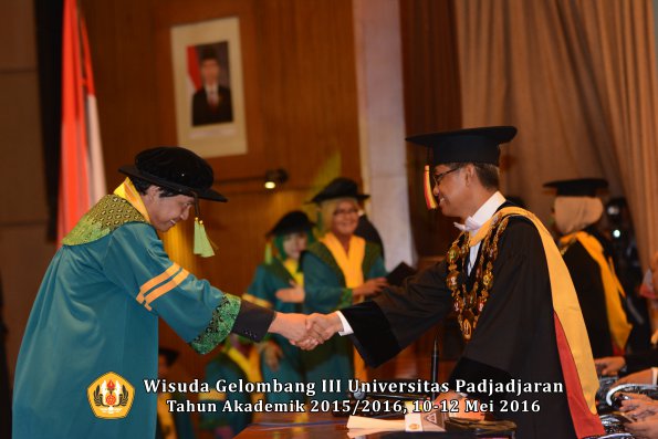 Wisuda Unpad Gel III TA 2015_2016  Fakultas Kedokteran oleh Rektor 011