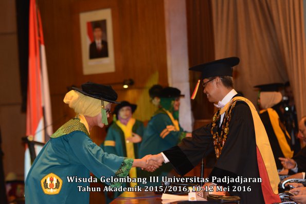Wisuda Unpad Gel III TA 2015_2016  Fakultas Kedokteran oleh Rektor 012