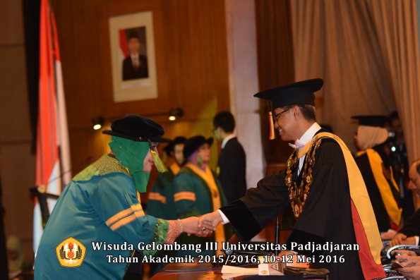 Wisuda Unpad Gel III TA 2015_2016  Fakultas Kedokteran oleh Rektor 013