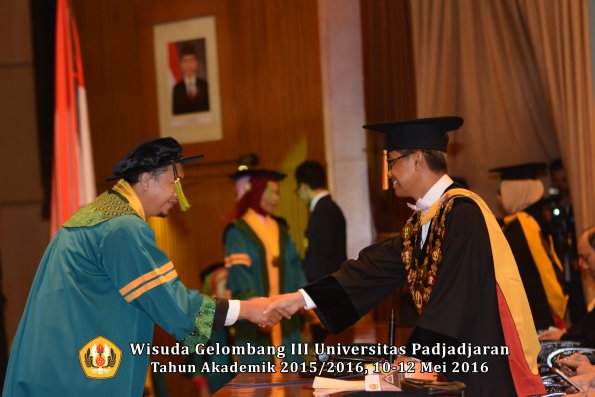 Wisuda Unpad Gel III TA 2015_2016  Fakultas Kedokteran oleh Rektor 015