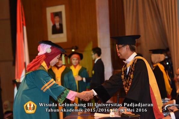 Wisuda Unpad Gel III TA 2015_2016  Fakultas Kedokteran oleh Rektor 016