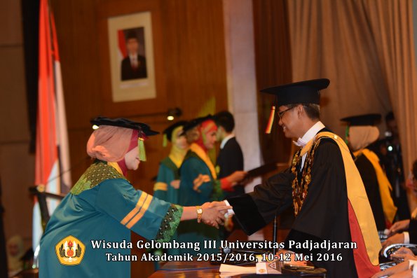Wisuda Unpad Gel III TA 2015_2016  Fakultas Kedokteran oleh Rektor 017