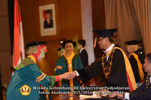 Wisuda Unpad Gel III TA 2015_2016  Fakultas Kedokteran oleh Rektor 018